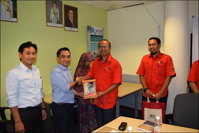 Pengarah SQRC, YBhg Prof Dr Tarmiji Masron menerima cenderahati daripada YBhg Prof Dr Norman Mohd Saleh, Pro-Naib Cansel